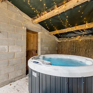 Central Malham, Sleeps 2, Private Hot Tub, Yoga Studio Holiday home